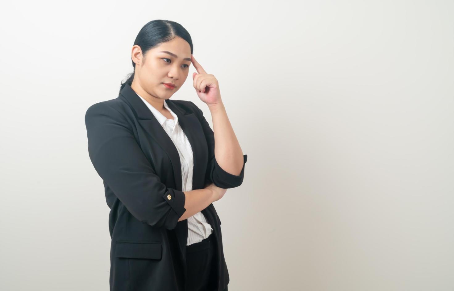 Calculadora y documentos financieros sobre mesa de trabajo