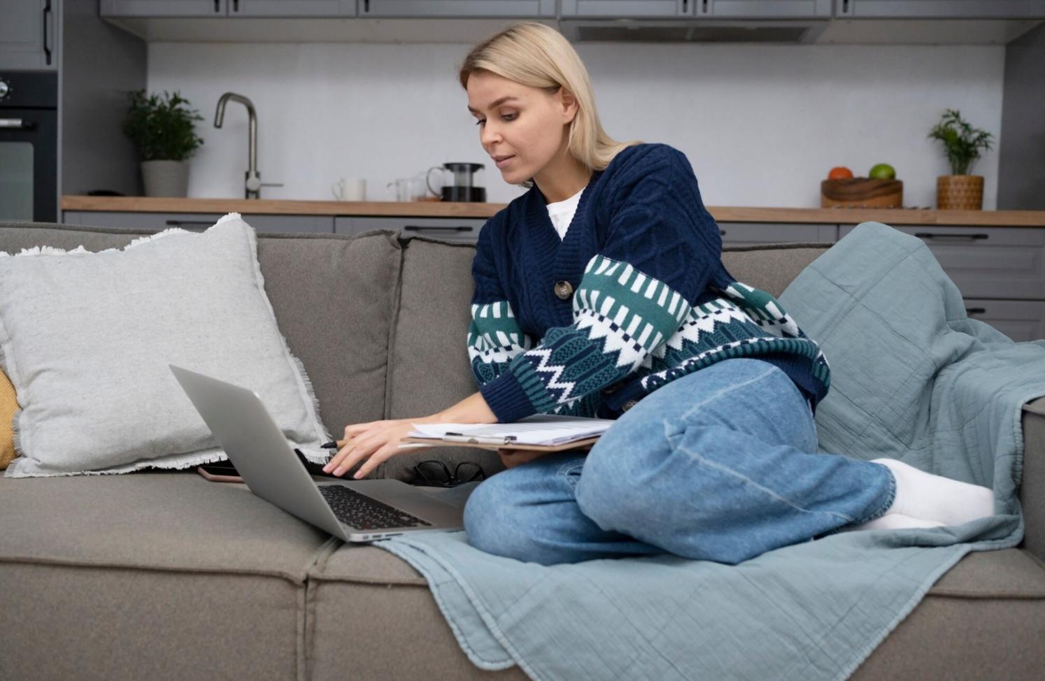 Planificación financiera organizada con documentos y calculadora sobre escritorio