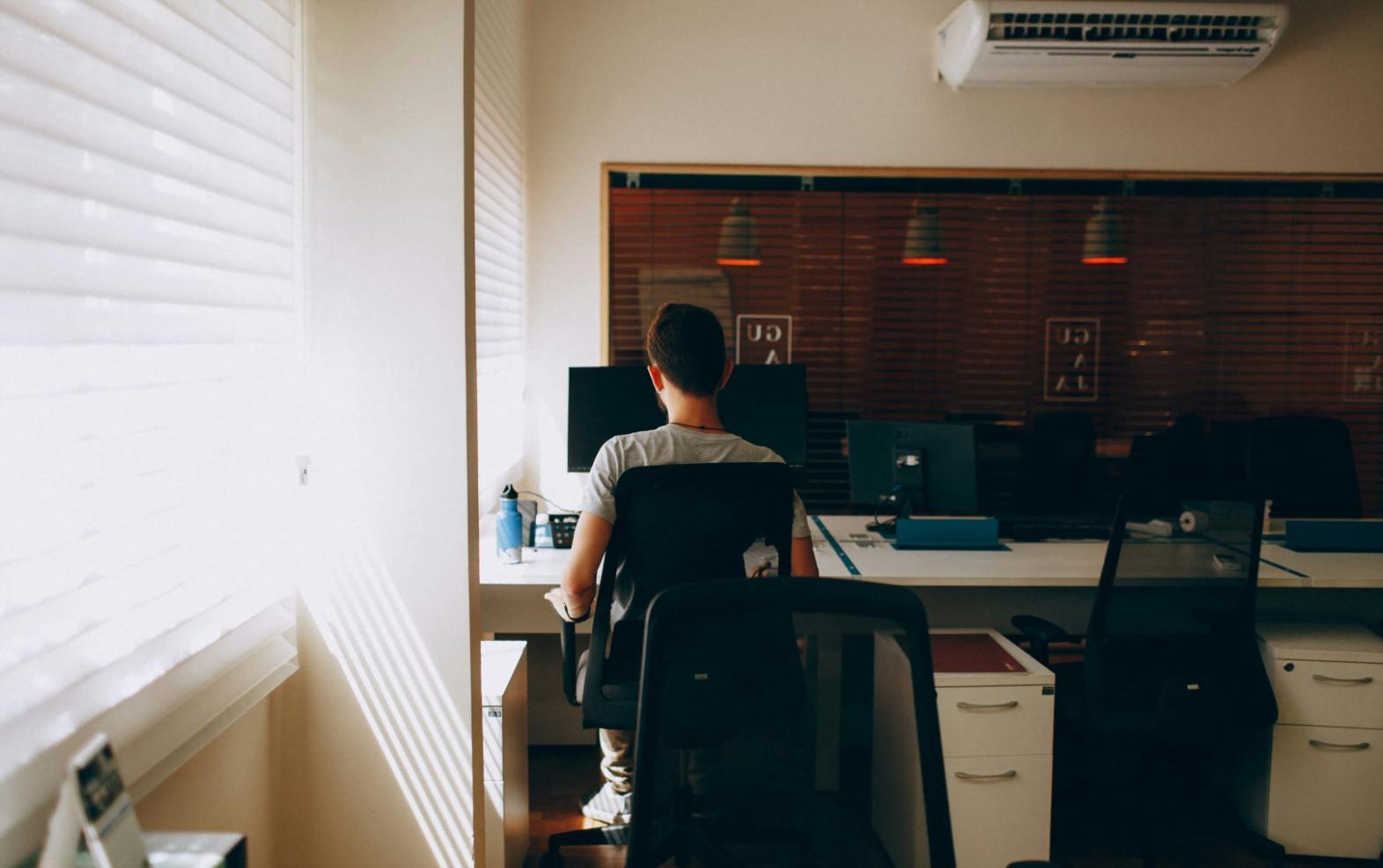 Equipo colaborando en proyecto financiero